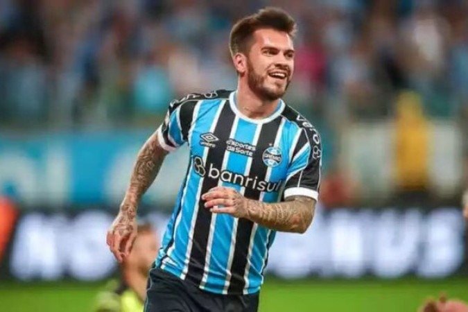 NATHAN - Escolha de Mano Menezes para hoje surpreendeu, e o volante não correspondeu. Não entrou entrosado com a equipe, deixou a desejar na qualidade dos passes e na ligação defesa-ataque. Saiu vaiado pela torcida aos 13 minutos do segundo tempo. NOTA: 4,0. Foto: Lucas Uebel/Grêmio
