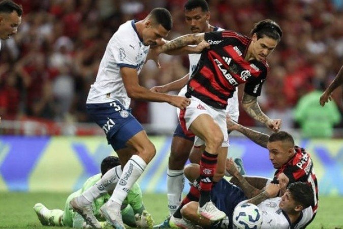 PEDRO - Quase não encostou na bola. Aliás, teve apenas uma ação com a bola no pé. Não conseguiu sair da marcação e quase não foi visto em campo. Mas vale lembrar que também entrou em campo num momento que o jogo estava morno e controlado pelo Flamengo. NOTA: 4,5 - Foto: Gilvan de Souza/Flamengo