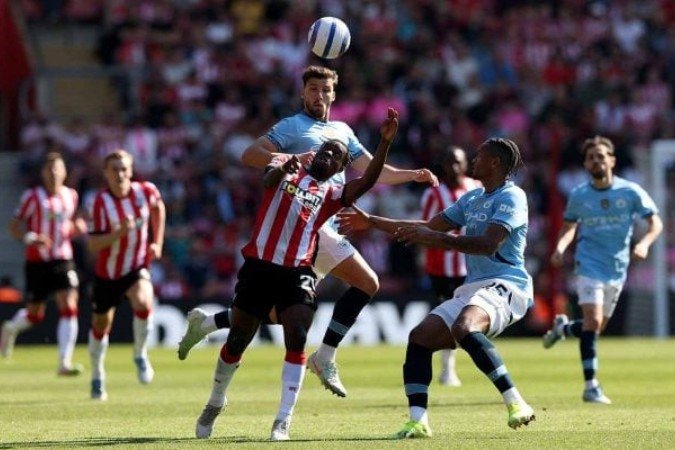 Sulemana, do Southampton, luta pelo alto com Ruben Dias e Manuel Akanji,do Manchester City - (crédito: https://jogada10.com.br/wp-content/uploads/2025/05/southampton-fc-v-manchester-city-fc-premier-league-1.jpg) Sulemana, do Southampton, luta pelo alto com Ruben Dias e Manuel Akanji,do Manchester City - (crédito: https://jogada10.com.br/wp-content/uploads/2025/05/southampton-fc-v-manchester-city-fc-premier-league-1.jpg)