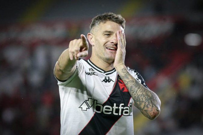 VEGETTI - Teve algumas chances de cabeÃ§a, mas nenhuma considerada ideias para marcar. AtÃ© que Lucas Piton acertou cruzamento perfeito na cabeÃ§a do argentino, que abriu o placar no BarradÃ£o. Fez o que se espera dele: gol. Nota: 6,5 - Foto: Matheus Lima/Vasco 