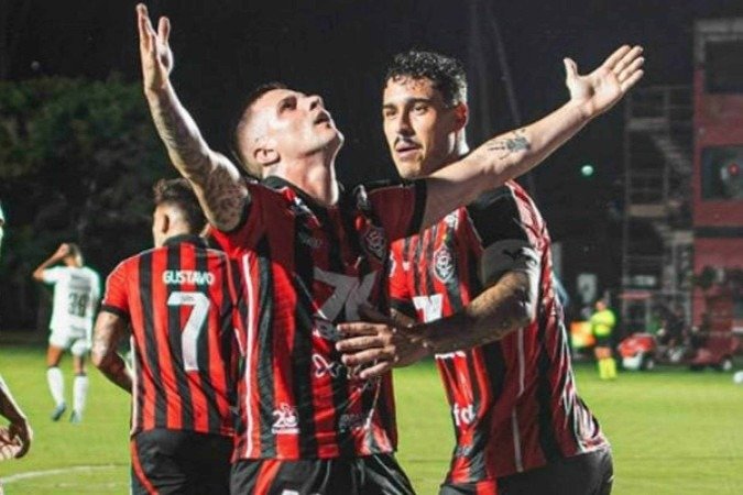 Renato Kayzer comemora o gol da virada sobre o Cruz-Maltino - (crédito: Foto: Reprodução/ Instagram Vitória) Renato Kayzer comemora o gol da virada sobre o Cruz-Maltino - (crédito: Foto: Reprodução/ Instagram Vitória)