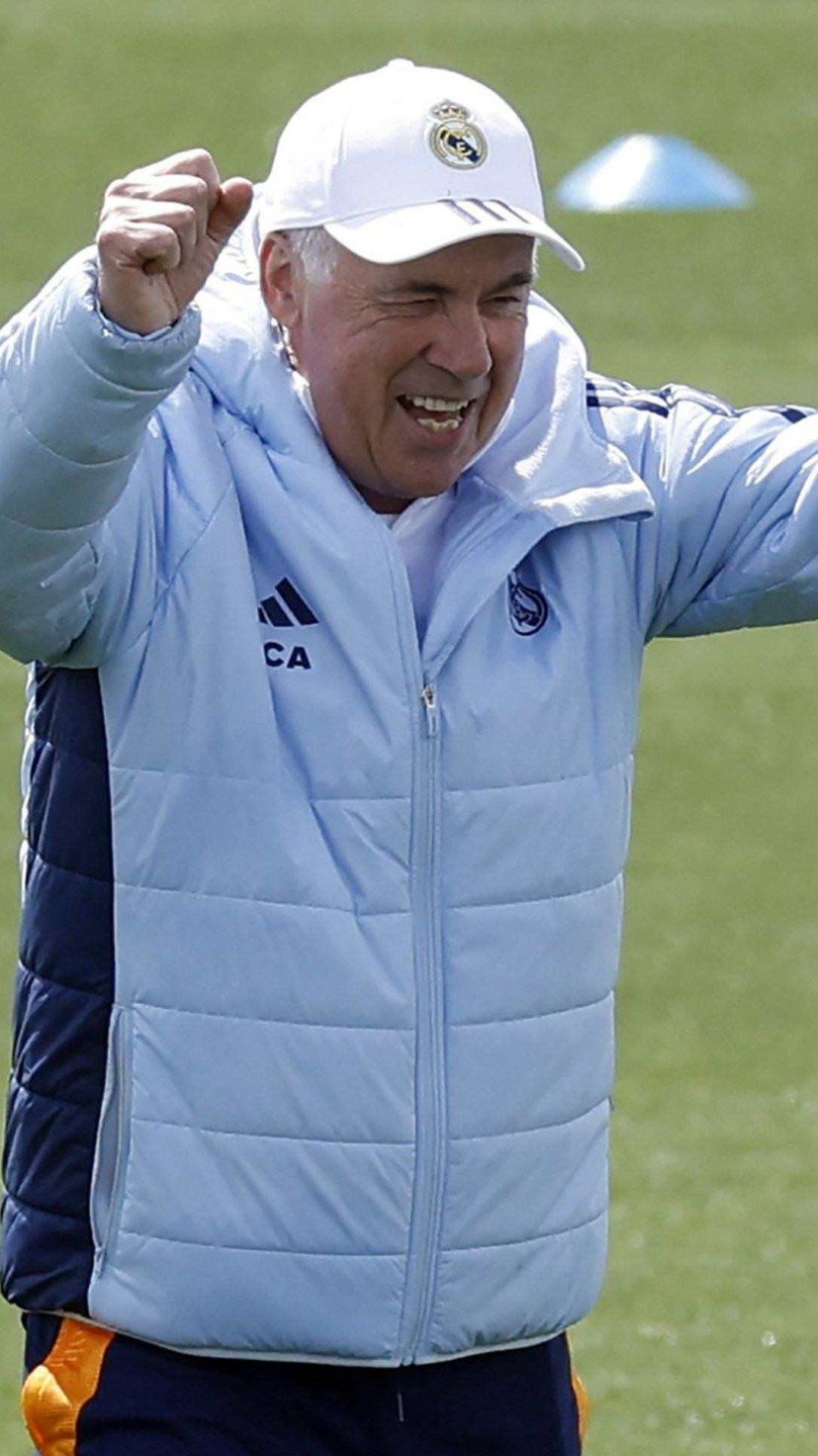  Real Madrid's Italian coach Carlo Ancelotti leads a training session on the eve of the Spanish league football match between FC Barcelona and Real Madrid CF, at Real Madrid Sports City in Valdebebas, in the outskirts of Madrid, on May 10, 2025. (Photo by OSCAR DEL POZO / AFP)
       -  (crédito: Oscar del Pozo/AFP)