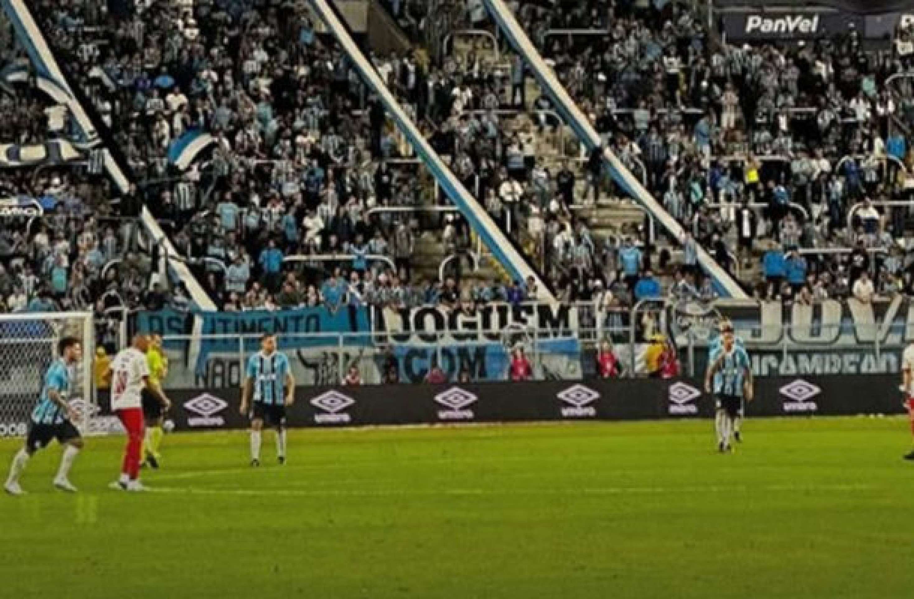 Grêmio marca no fim, mas cede empate ao Bragantino