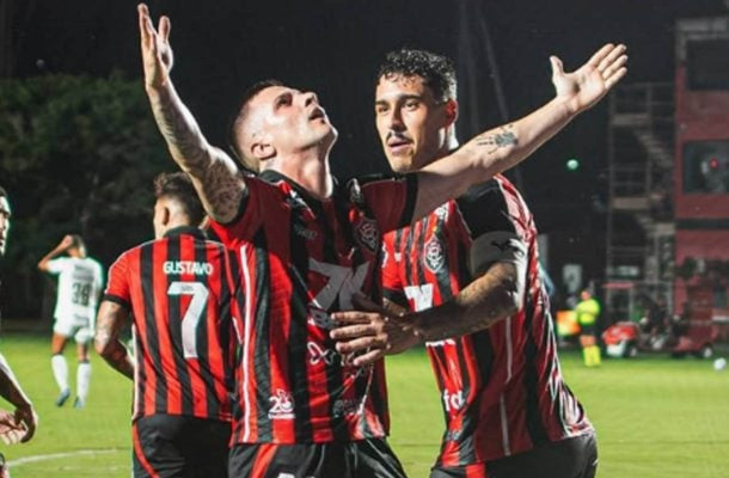 Renato Kayzer comemora o gol da virada sobre o Cruz-Maltino -  (crédito: Foto: Reprodução/ Instagram Vitória)