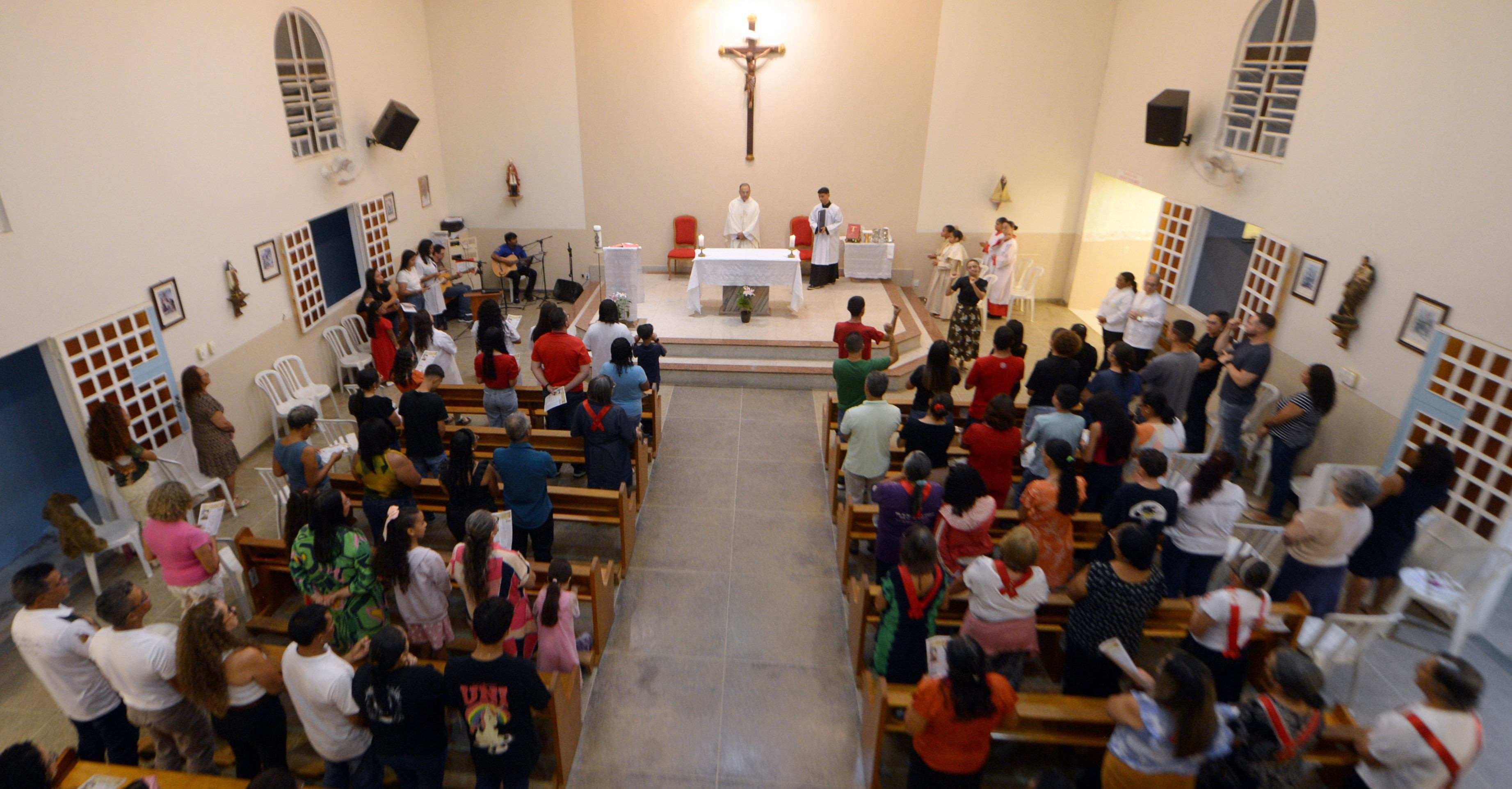As celebrações ocorrem nas quartas, nos sábados e domingos e atraem católicos da região