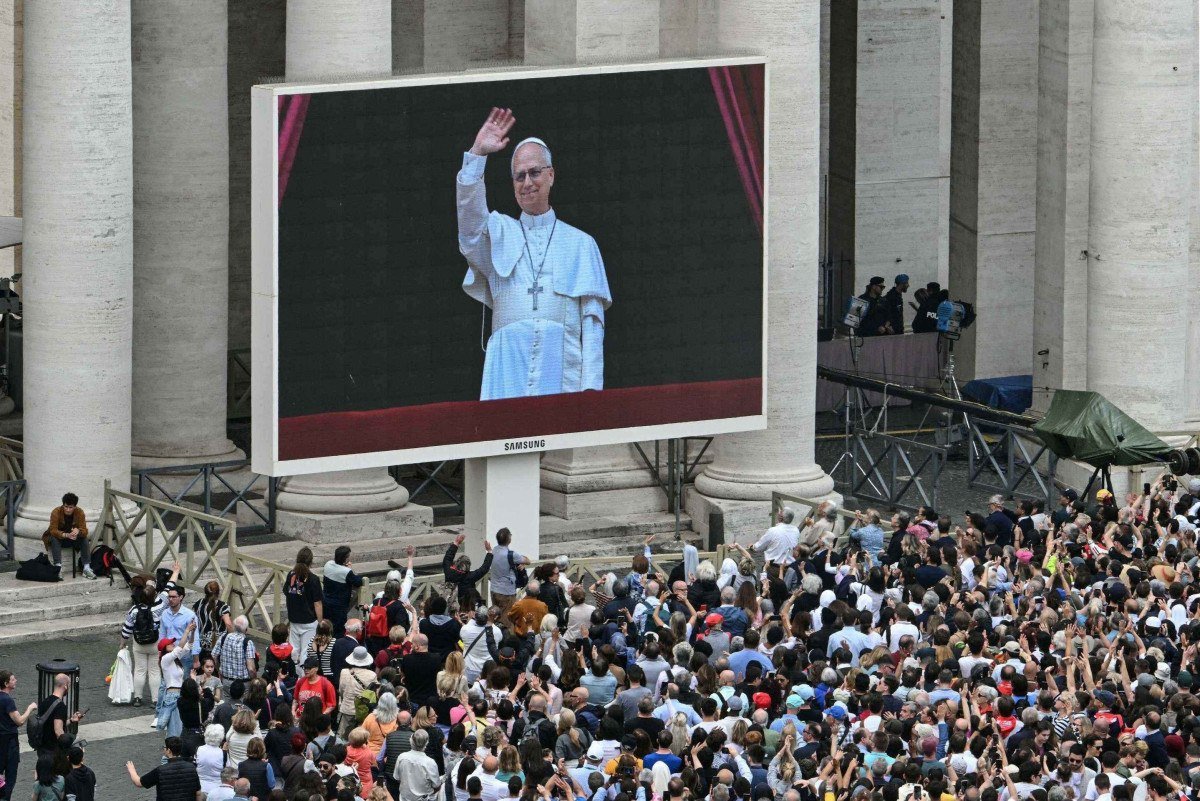 Transmissão da oração do Papa Leão XVI no balcão da Basílica de São Pedro Transmissão da oração do Papa Leão XVI no balcão da Basílica de São Pedro