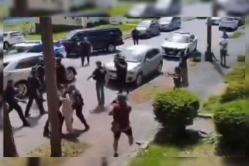 A operação ocorreu no bairro de Worcester, onde a mãe brasileira, acompanhada de sua filha de 16 anos e de um bebê de dois meses -  (crédito: X/Reprodução)