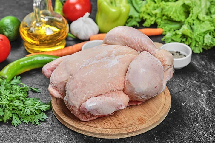 Entre os dias 21 e 28 de maio, os preços do frango inteiro congelado e resfriado no atacado da Grande São Paulo caíram 10,6% e 8,7%, respectivamente -  (crédito:  azerbaijan_stockers -freepick)