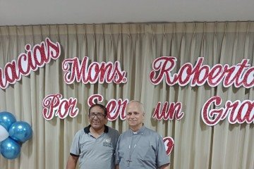 Zuly Castillo Saavedra, secretária da Cúria da Diocese de Chiclayo. Foi secretária do papa Leão XIV. Na foto, à esquerda, com o então bispo Robert Francis Prevost
- (crédito: Arquivo pessoal ) Zuly Castillo Saavedra, secretária da Cúria da Diocese de Chiclayo. Foi secretária do papa Leão XIV. Na foto, à esquerda, com o então bispo Robert Francis Prevost
- (crédito: Arquivo pessoal )