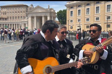 Trio de músicos peruanos na Cidade do Vaticano