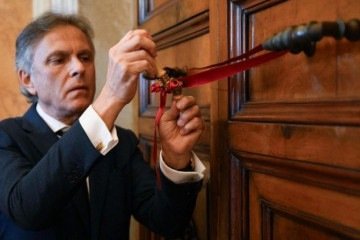 Selo que isolava o apartamento papal no Pal´cio Pontifício é rompido 