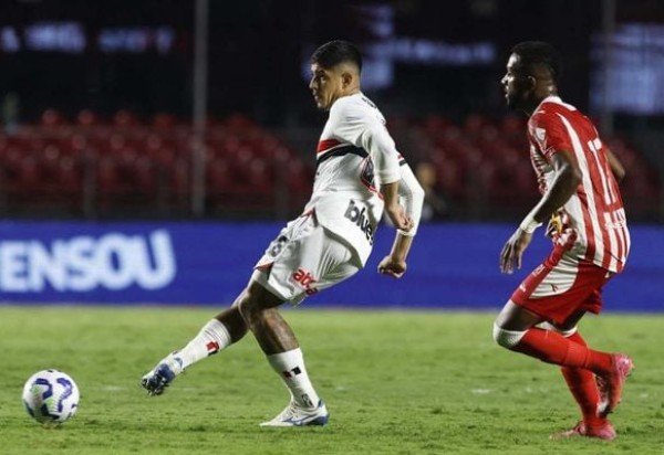 ALAN FRANCO - NÃ£o foi tÃ£o firme na marcaÃ§Ã£o quanto o companheiro, mas teve boa atuaÃ§Ã£o - Nota 6,5 -Rubens Chiri / SÃ£o Paulo FC