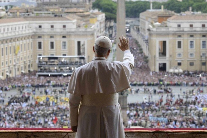 Papa Leão XIV saúda a multidão de fiéis do balcão da Basílica de São Pedro, na Cidade do Vaticano - (crédito: Mídia do Vaticano/AFP) Papa Leão XIV saúda a multidão de fiéis do balcão da Basílica de São Pedro, na Cidade do Vaticano - (crédito: Mídia do Vaticano/AFP)
