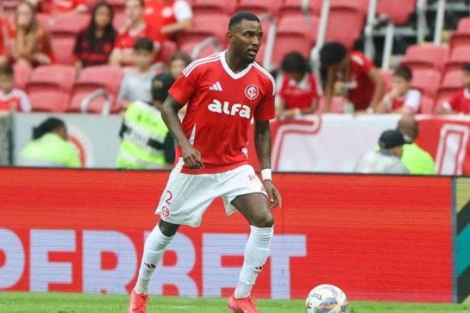 RAMON - AtÃ© teve uma ou outra subida interessante, mas tambÃ©m marcou muito mal - Nota 5,0  Ricardo Duarte/Internacional 