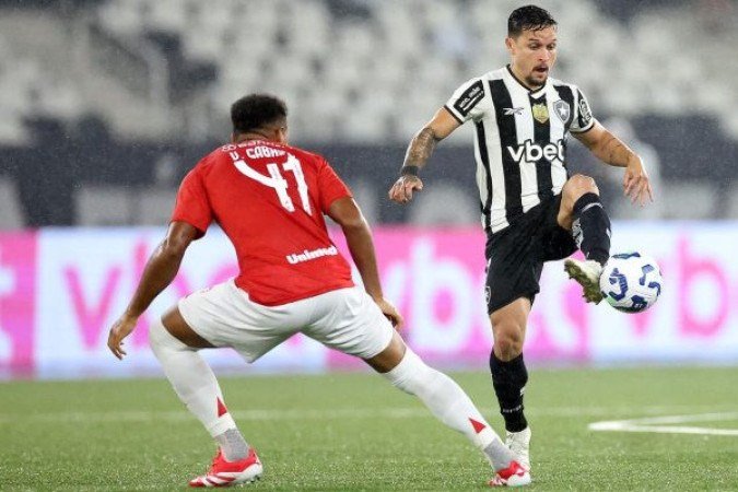 ARTUR - Sua melhor atuaÃ?Â§Ã?Â£o com a camisa do Botafogo. Criou oportunidades, fez um golaÃ?Â§o e a jogada do gol de Alex Telles. Ao lado de Marlon Freitas, o melhor entre os melhores. NOTA 8,5. Foto: Vitor Silva/Botafogo.