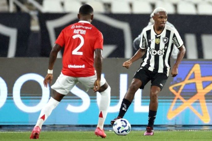 JEFFINHO - Inteligente no passe de primeira para o gol de Igor Jesus. Conseguiu segurar a defesa com suas investidas pelo flanco direito. Saiu no intervalo. NOTA 7,0. Foto: Foto: Vitor Silva/Botafogo.