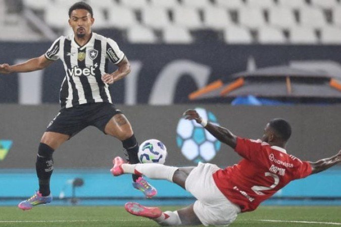 VITINHO - Seguro na defesa, sendo soberano no seu setor, e aparecendo corretamente no ataque quando acionado  NOTA 7,0. Foto:Vitor Silva/Botafogo