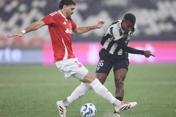 CUIABANO - Outro que brilhou. Jogou de forma bem ofensiva. Teve sucesso tanto quando buscou jogar mais pelo meio (como no lancedo primeiro gol) quanto pela ponta. E que golaço ele fez!. NOTA 8,0. Foto: Vitor Silva/Botafogo