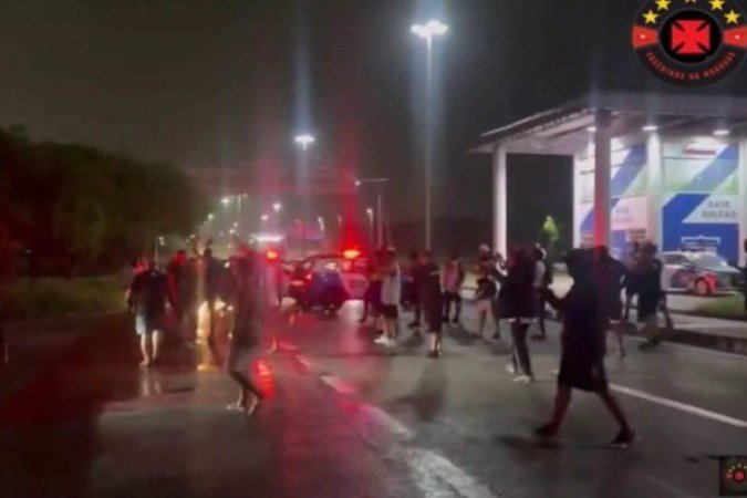Torcedores do Vasco esperam ônibus do elenco no aeroporto do Galeão. - (crédito: Foto: Reprodução de vídeo Vascaínos da Madruga) Torcedores do Vasco esperam ônibus do elenco no aeroporto do Galeão. - (crédito: Foto: Reprodução de vídeo Vascaínos da Madruga)