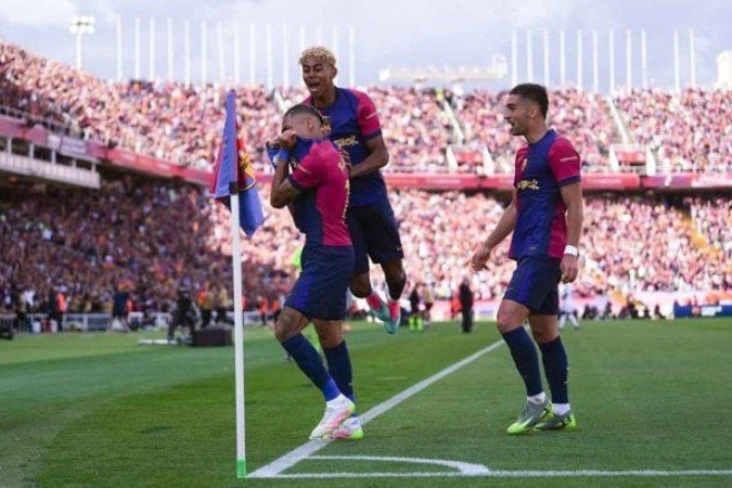 Jogadores do Barcelona comemoram um dos gols marcados por Raphinha no 'El Clásico' - (crédito: Foto: Alex Caparros/Getty Images) Jogadores do Barcelona comemoram um dos gols marcados por Raphinha no 'El Clásico' - (crédito: Foto: Alex Caparros/Getty Images)