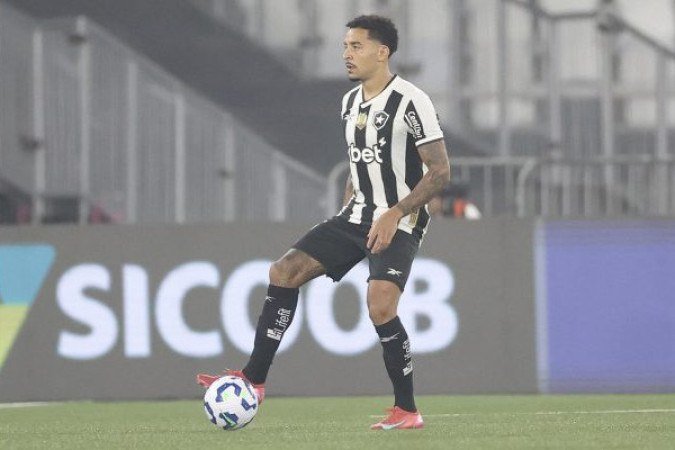 GREGORE - Como o Botafogo teve jogadores com atuações mais notáveis, nem apareceu tanto. Mas sua eficácia, principalmente fechando espaços, foi  muito importante parao ótimo trabalho do time diante do Internacional. NOTA 7,0. Foto: Vítor Silva/Botafogo