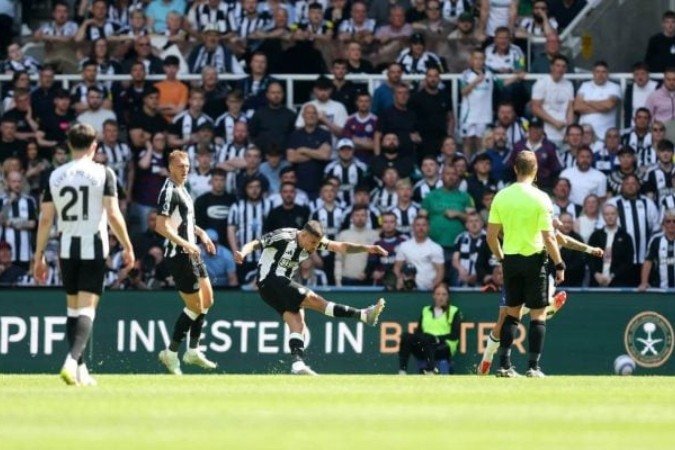 Bruno Guimarães chute para fazer um golaço para o Newcastle diante do Chelsea - (crédito: Foto: George Wood/Getty Images) Bruno Guimarães chute para fazer um golaço para o Newcastle diante do Chelsea - (crédito: Foto: George Wood/Getty Images)
