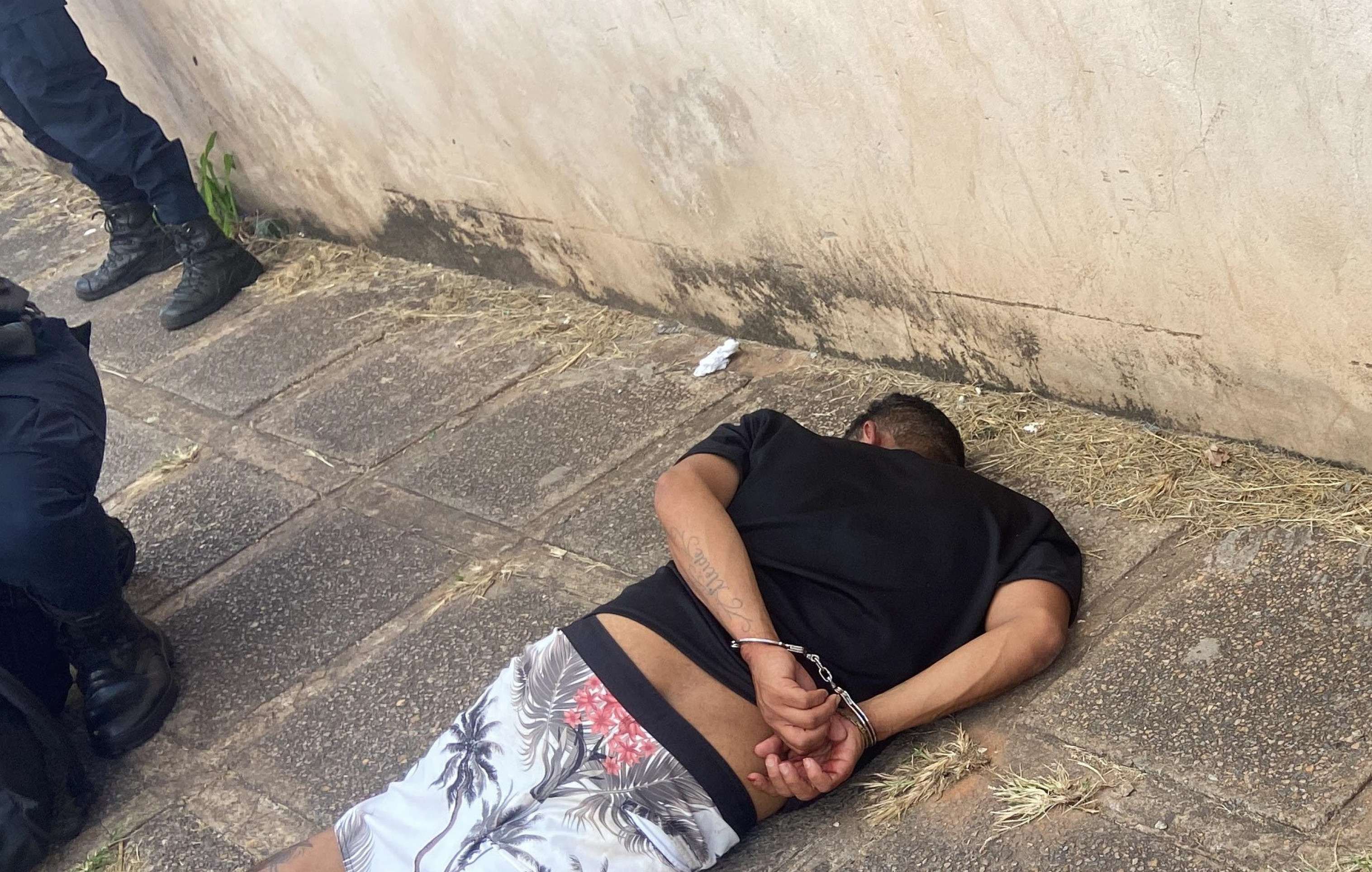 Mulher é golpeada com tesoura por homem no meio da rua, em Taguatinga
