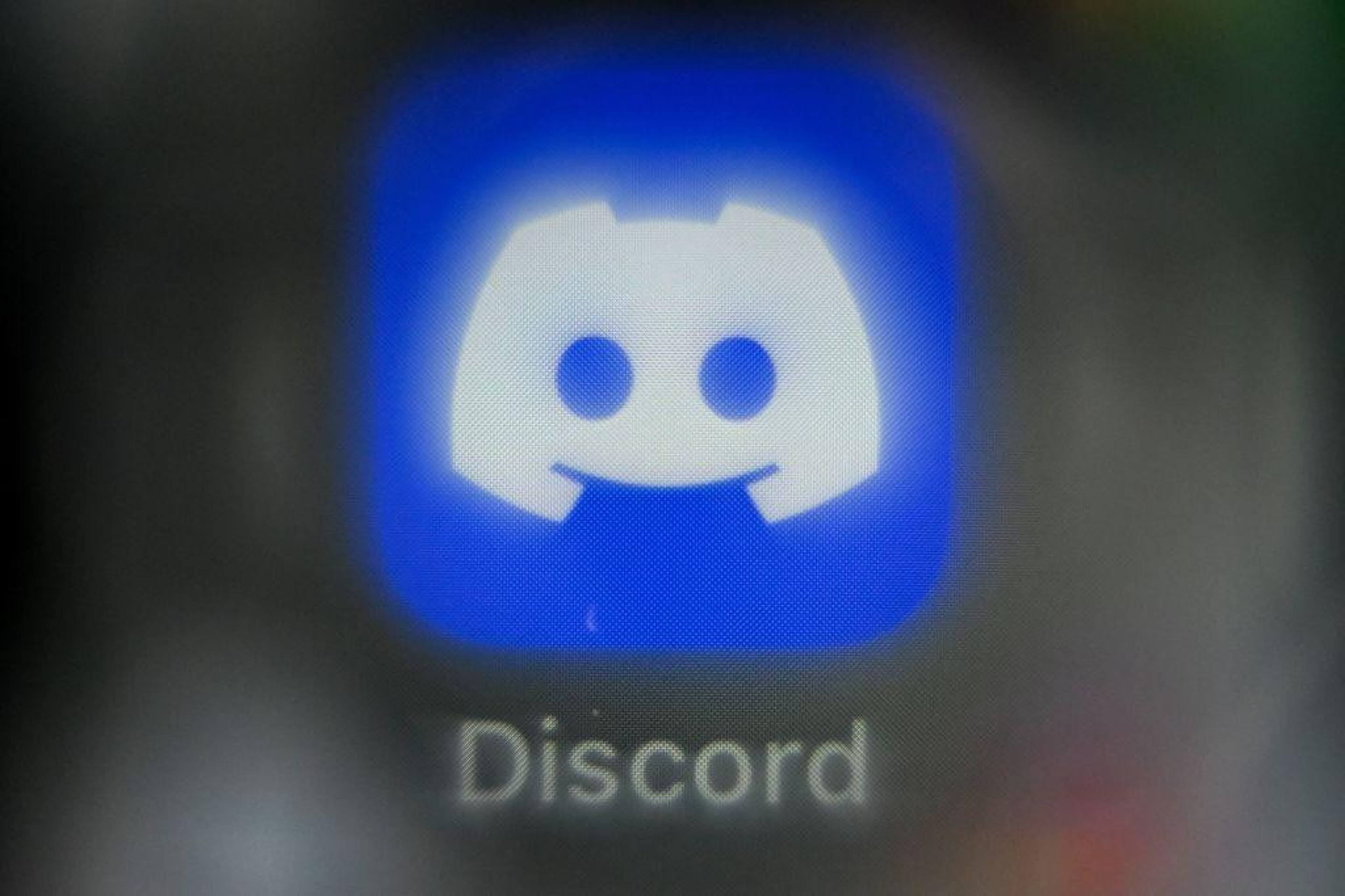Pesquisadora Tatiana Azevedo monitora grupos no Discod.  À esquerda, vídeo de estupro virtual realizado no Discord sendo compartilhado no X;  ;à direita, imagem de servidor de um grupo interessado em realizar ataques a escolas -  (crédito: Reprodução)