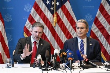 Jamieson Greer e Scott Bessent detalharam o acordo com a China, após dois dias de negociações -  (crédito:  Fabrice COFFRINI / AFP)