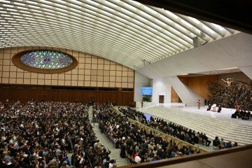 Na Sala Paulo VI da Santa Sé lotada, o pontífice defendeu a liberdade de expressão: em dezembro de 2024, 550 jornalistas presos  
 -  (crédito:  AFP)