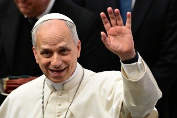  Pope Leo XIV gesture during an audience to representatives of the media, at Paul-VI hall in The Vatican, on May 12, 2025. (Photo by Tiziana FABI / AFP)
       -  (crédito:  Tiziana FABI / AFP)