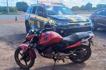 A motocicleta estava com licenciamento vencido e acumulava mais de R$ 47 mil em débitos.  -  (crédito: PRF)