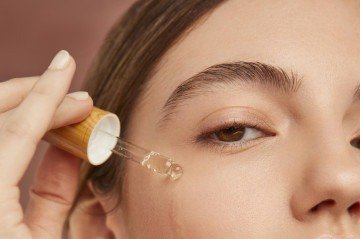 Niacinamida é a forma ativa da vitamina B3 e um ingrediente cosmético popular, conhecido pelos seus múltiplos benefícios para a pele -  (crédito: Reprodução/Freepik )