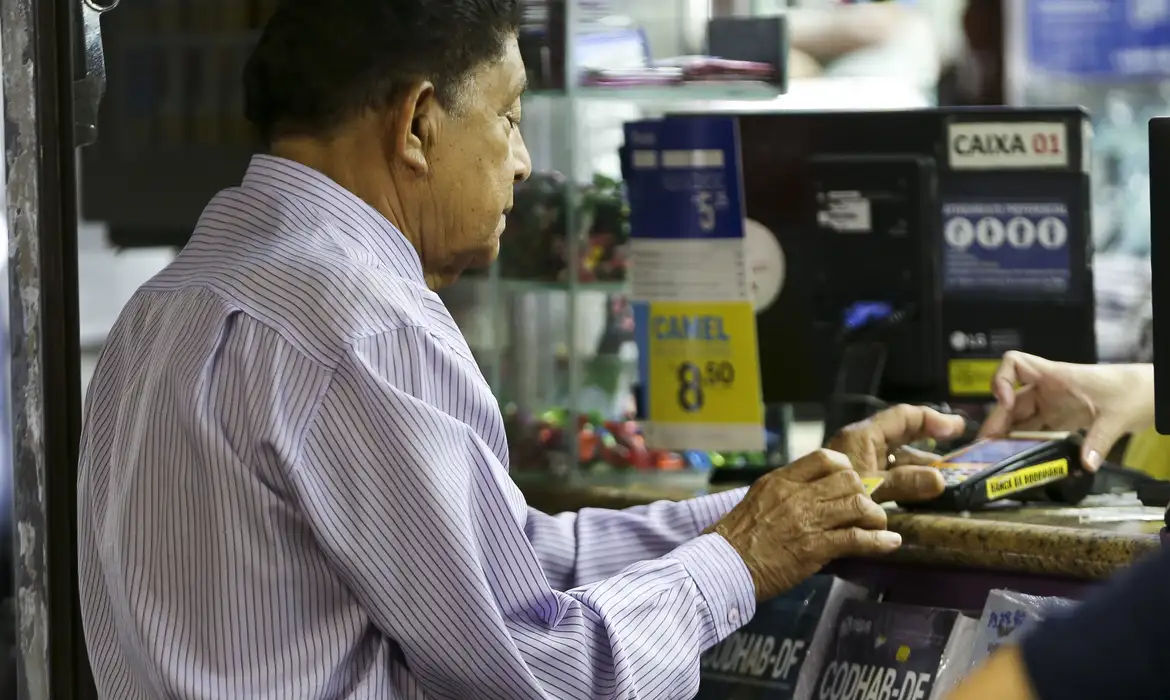 Além disso, os bancos deverão fornecer uma cópia do contrato assinado ao idoso.
 -  (crédito: Marcelo Camargo/Agência Brasil)