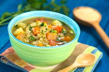 Sopa de quinoa com legumes (Imagem: Ildi Papp | Shutterstock) -  (crédito: EdiCase)