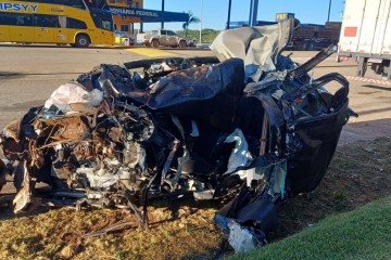 Motorista de 40 anos morreu na hora. O carro envolvido no acidente era um Volkswagen Polo -  (crédito: Reprodução PRFGO)
