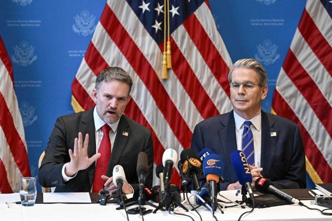 Jamieson Greer e Scott Bessent detalharam o acordo com a China, após dois dias de negociações - (crédito: Fabrice COFFRINI / AFP) Jamieson Greer e Scott Bessent detalharam o acordo com a China, após dois dias de negociações - (crédito: Fabrice COFFRINI / AFP)