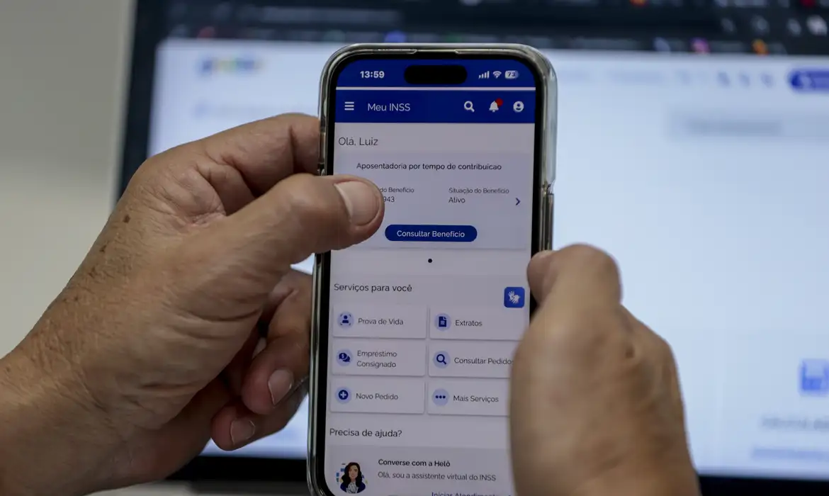A partir de quarta-feira (14), quem receber essa notificação já vai poder, no próprio aplicativo da Previdência, pedir o ressarcimento dos descontos indevidos. - (crédito: Joédson Alves/Agência Brasil) A partir de quarta-feira (14), quem receber essa notificação já vai poder, no próprio aplicativo da Previdência, pedir o ressarcimento dos descontos indevidos. - (crédito: Joédson Alves/Agência Brasil)