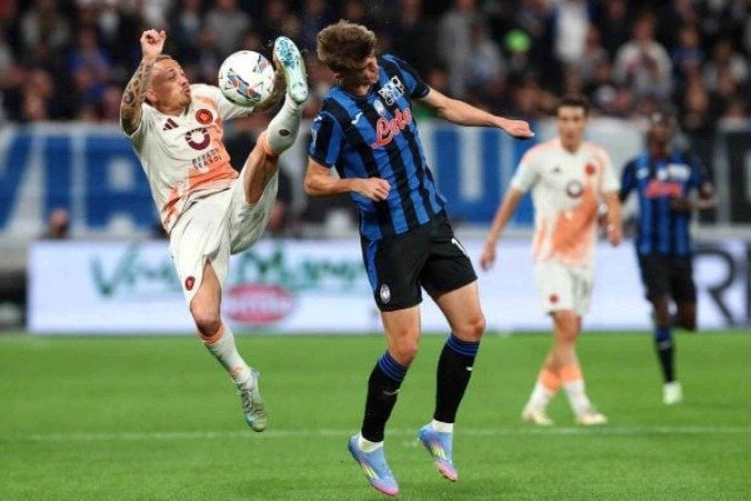 Jogadores de Atalanta e Roma em disputa de bola na 36ª rodada do Italiano - (crédito: Foto: Marco Luzzani/Getty Images) Jogadores de Atalanta e Roma em disputa de bola na 36ª rodada do Italiano - (crédito: Foto: Marco Luzzani/Getty Images)