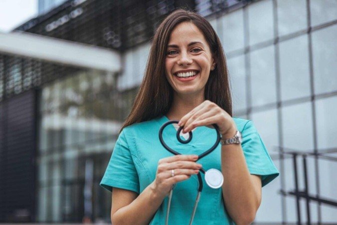 O enfermeiro é um dos profissionais mais próximos da população no cotidiano (Imagem: Dragana Gordic | Shuttterstock) - (crédito: EdiCase) O enfermeiro é um dos profissionais mais próximos da população no cotidiano (Imagem: Dragana Gordic | Shuttterstock) - (crédito: EdiCase)