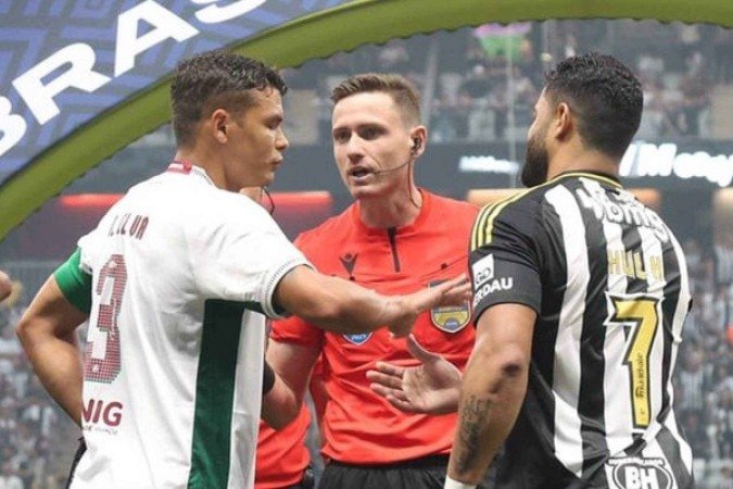 Thiago Silva ao lado de Hulk durante a derrota por 3 a 2 do Fluminense para o Atlético -  (crédito: Foto: Divulgação / Fluminense)