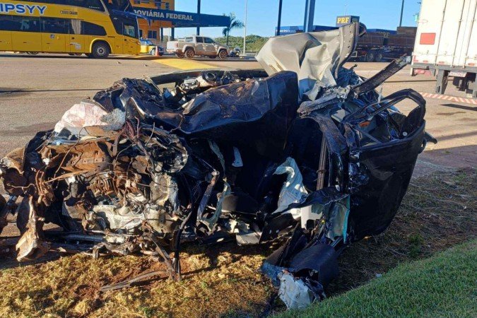 Motorista de 40 anos morreu na hora. O carro envolvido no acidente era um Volkswagen Polo - (crédito: Reprodução PRFGO) Motorista de 40 anos morreu na hora. O carro envolvido no acidente era um Volkswagen Polo - (crédito: Reprodução PRFGO)