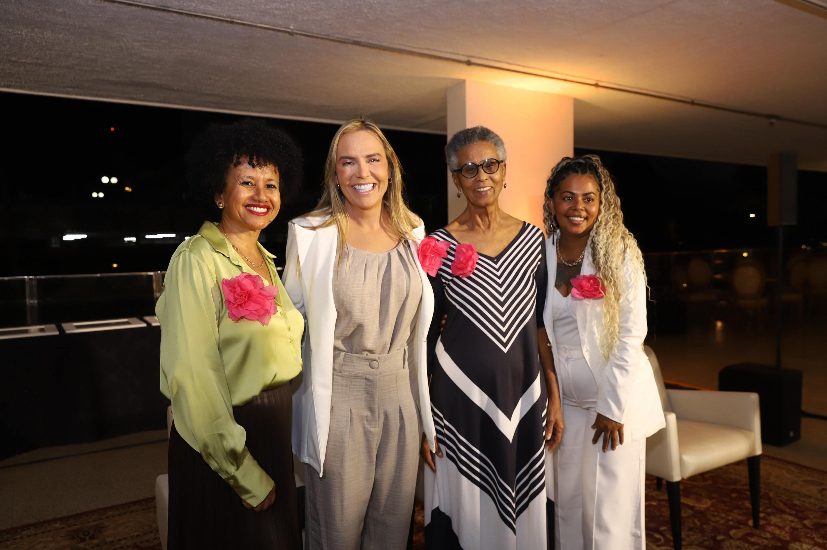  Gina Vieira Ponte (E), Rosane Garcia e Joice Marques (D), com a vice-governadora do DF, Celina Leão