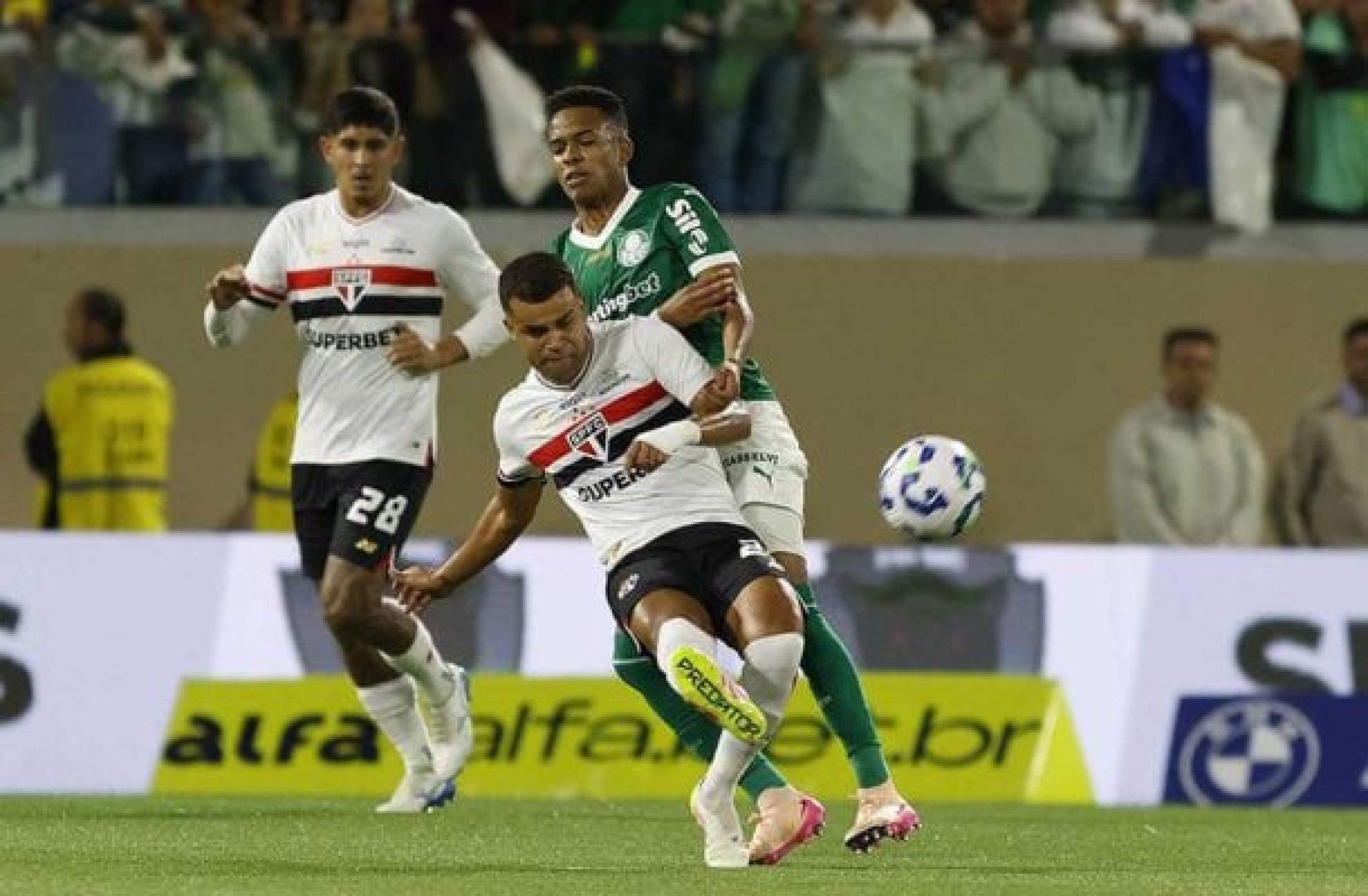 Alisson chega a 15 jogos seguidos no time titular e liga alerta no São Paulo
