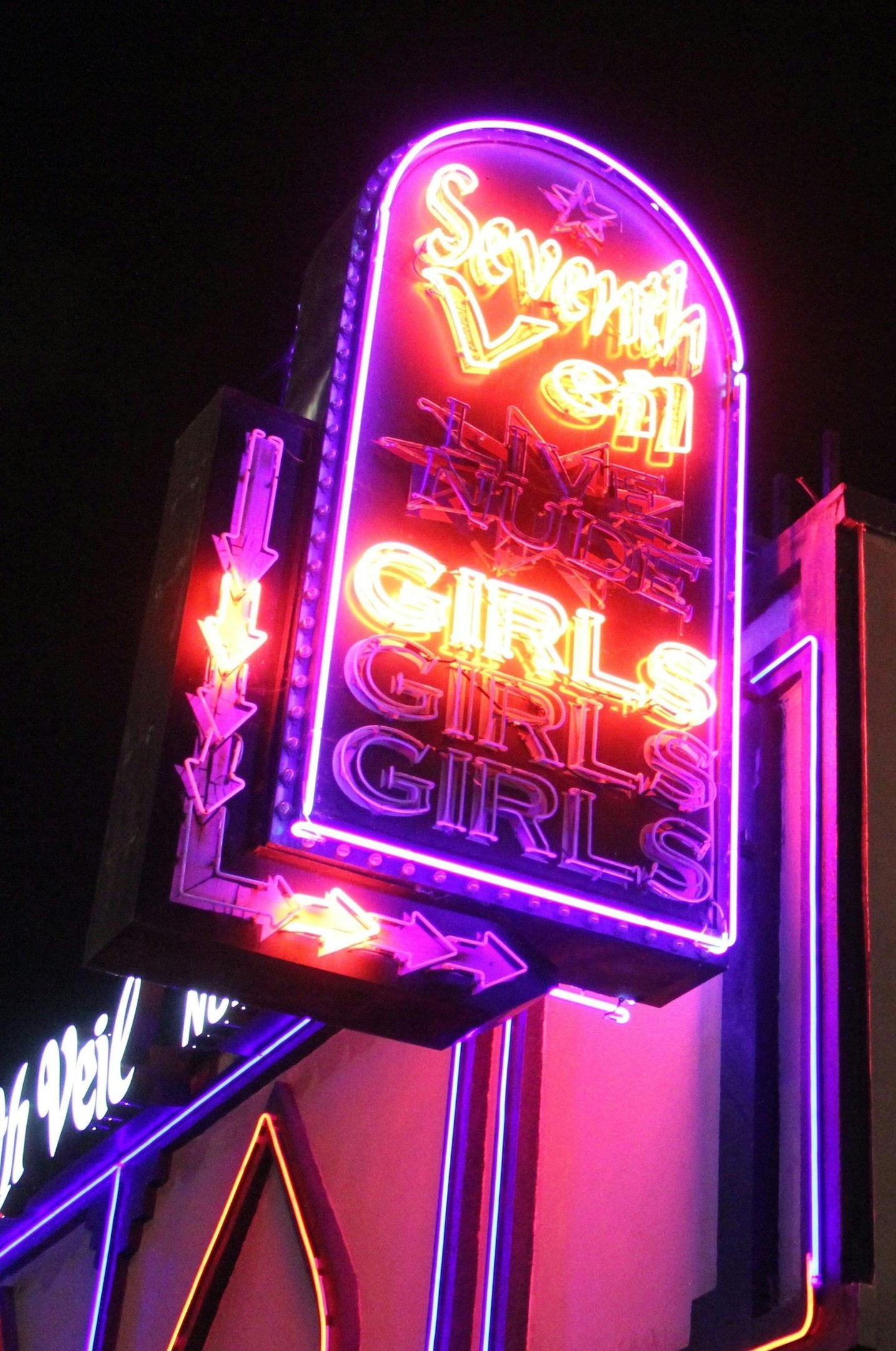 Itens esquecidos em clube de striptease 