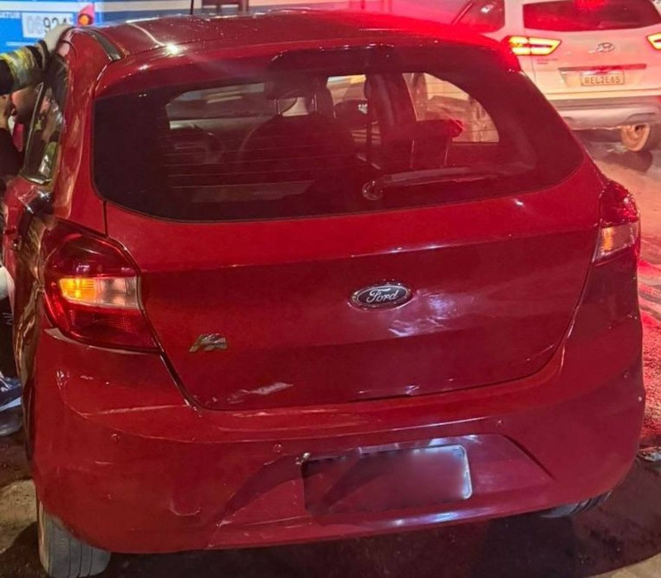 Homem embriagado é preso após bater carro e fugir, em Ceilândia