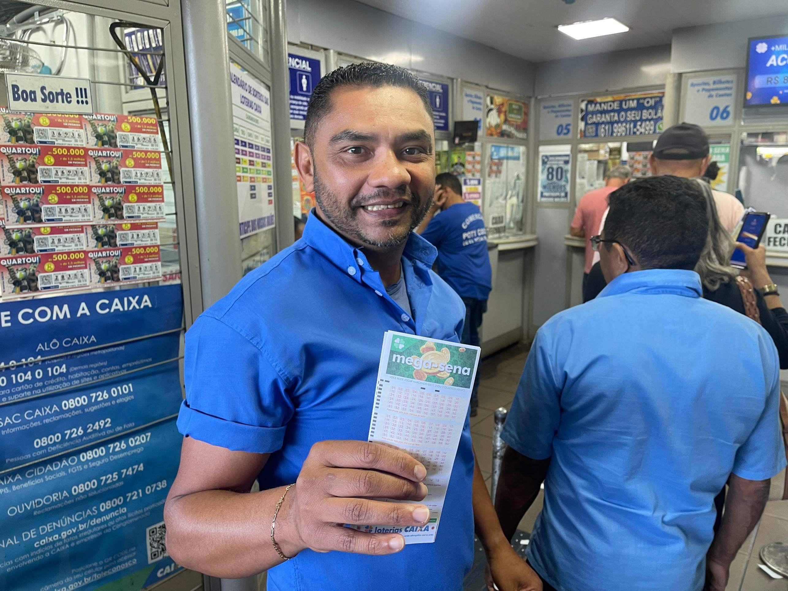 Mega-Sena acumula e brasilienses vão em busca do prêmio de R$ 55 mi Mega-Sena acumula e brasilienses vão em busca do prêmio de R$ 55 mi