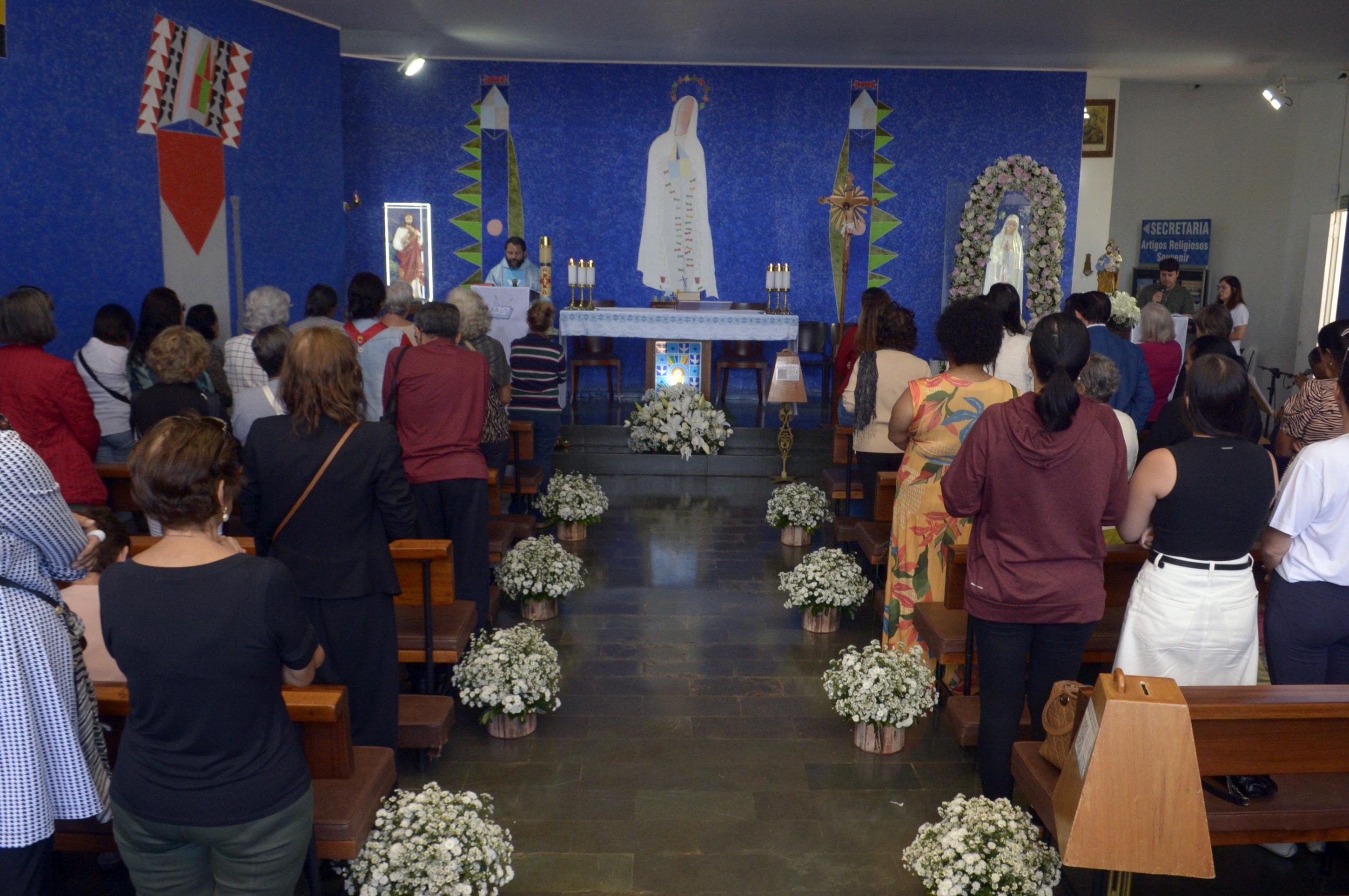A missa em comemoração ao dia de Nossa Senhora de Fátima atraiu devotos e frequentadores da igrejinha  