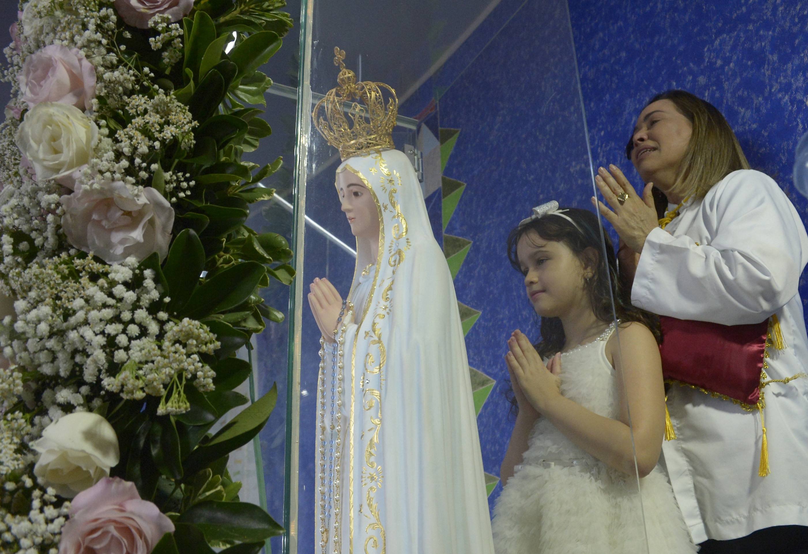  13/03/2025 Crédito: Marcelo Ferreira/CB/D.A Press. Brasil. Brasília - DF -  Igreja de Nossa Senhora de Fatina, 307 Sul. Missa em comemoração ao dia de Nossa Senhora de Fátima. Deise Barbosa com Yasmin Farias Serra ( 9 anos ) coroam a imagem de Nossa Senhora de Fátima