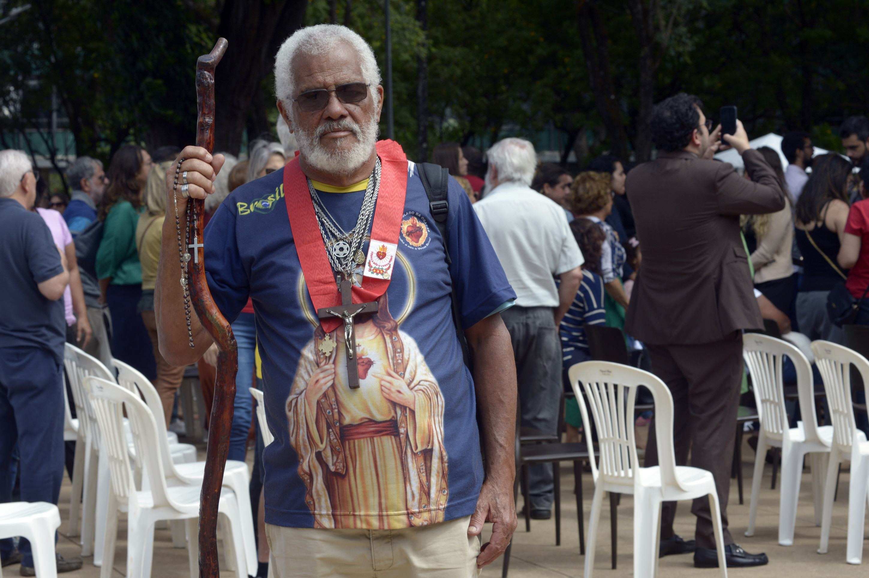 Adalberto sempre leva o cajado, a Bíblia e o rosário